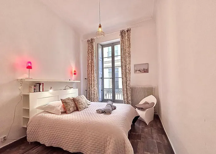 Le 22, T3 Centre Maison Carree, 2 Apartment Nimes